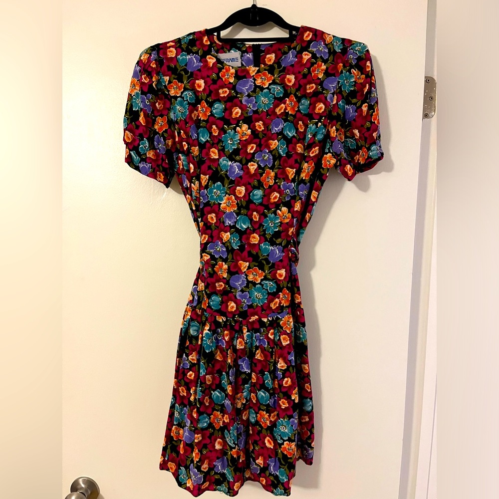 Vintage floral 80s mini dress with adjustable tie waist. In great condition.